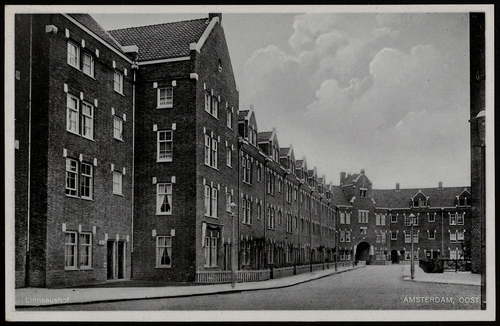 Het LInnaeushof in 1930. Linnaeushof, Prentbriefkaart, Uitgave Mij. Rembrandt, Utrecht (datering 1930). Bron: beeldbank SAA. 