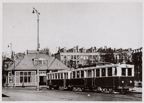 De Gooische Tram. Station van de Gooische Tramweg Maatschappij met de gelijknamige tram, Rhijnspoorplein. Datering ca. 1936, bron: Beeldbank SAA. 