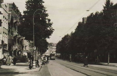 Lijn 9 op de Middenweg. De wagen heeft een verduisterde koplamp dus dateert de foto uit de jaren 1940-1944. Prentbriefkaart uit de collectie van Fred Slagman. Bron: website over de geschiedenis van de Amsterdamse Trams. 