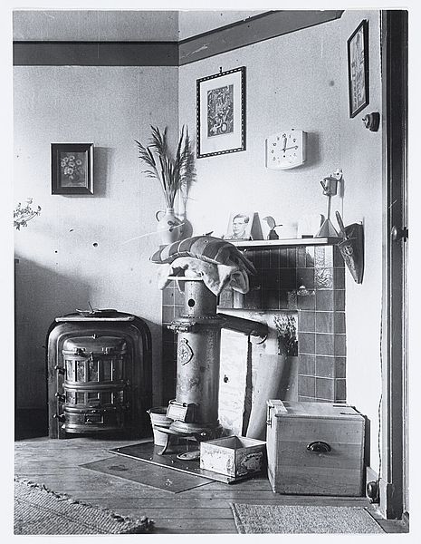 Het noodkacheltje. Gebruik van een noodkachel tijdens Hongerwinter, uit de serie: Canon Amsterdam Hongerwinter (1944-1945). Bron: Beeldbank, Stadsarchief Amsterdam. 