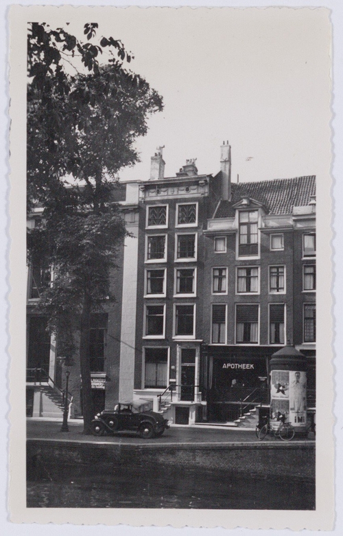 Keizersgracht 600 - 604. Op de afbeelding / foto van 8 juni 1940 is de apotheek zichtbaar. Bron: beeldbank SAA.  