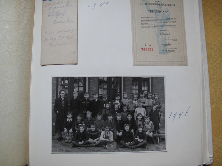 Klassefoto  met Leo in 1946. Bovenaan zijn de handtekeningen zichtbaar van Canadese bevrijders, door Leo verzameld na 5 mei 1945. 