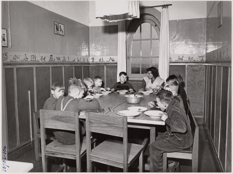 warm eten op school jaren 40 - Foto: Beeldbank Amsterdam  
