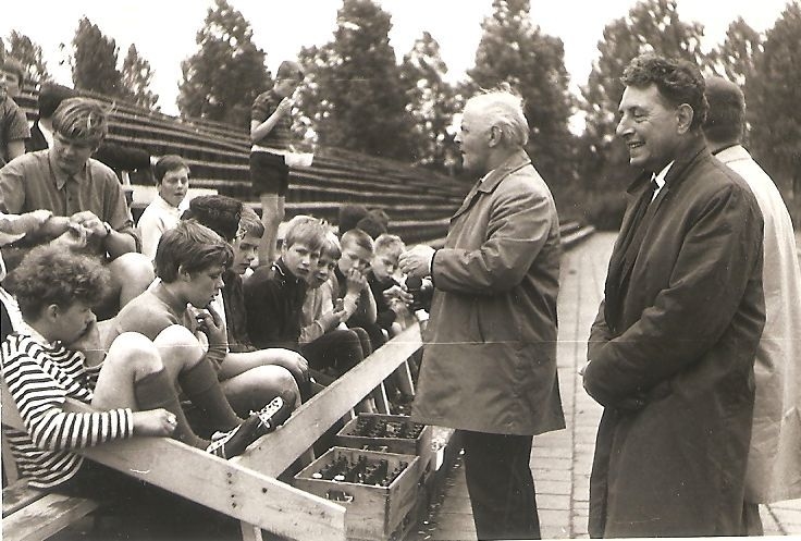 4. sportdag 1969, links Van Pareren, hoofd van de school, rechts Decloo, handarbeidleraar - foto P. Kropveld  