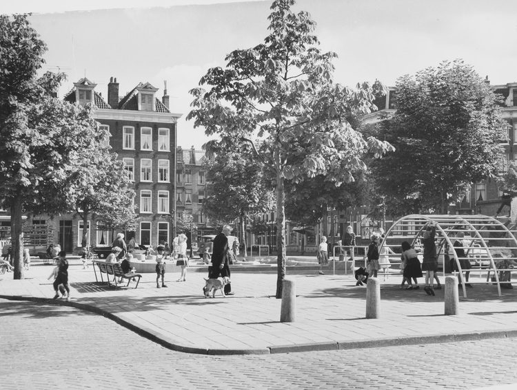 Kastanjeplein met speelplaats. Foto uit beeldbank Amsterdams Archief, datum en fotograaf onbekend 