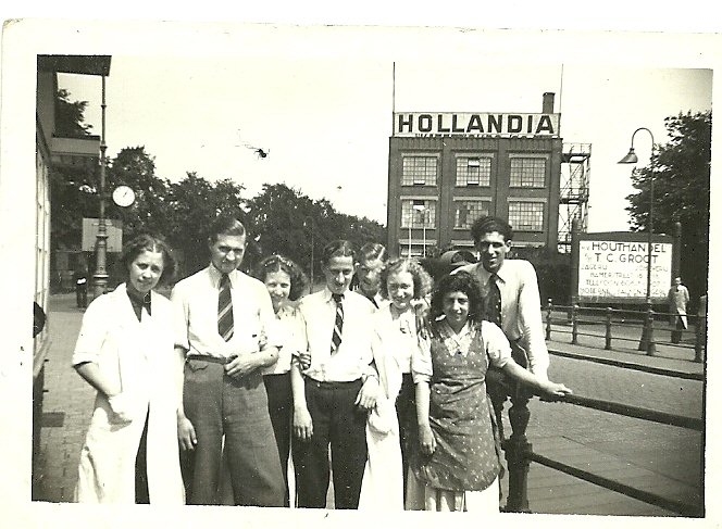 Hollandia Kattenburg Mijn tante Roos met haar Joodse collega's Roos staat 3e van rechts, 3e van links Marietje Beers,2e van rechts Sara Melkman 