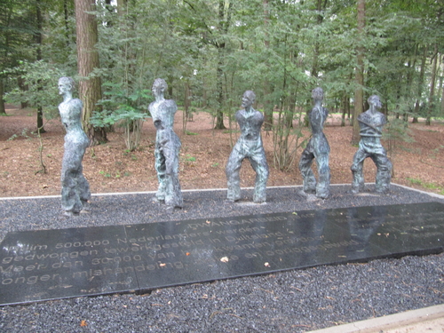Monument voor de dwangarbeiders. Sculpture "Dwangarbeid 1940-1945" van John Brandon in Liberty Park in Overloon. Foto: Willem Nabuurs. 