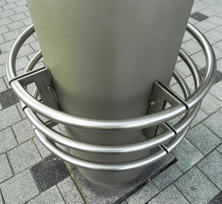Ronde kolom versierd met metalen cirkels  