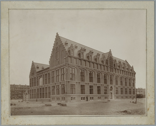 Camperstraat 17. De Rijkskweekschool voor Vroedvrouwen, Camperstraat 17, in vrijwel voltooide staat. Gezien vanuit de Tilanusstraat naar de achterzijde van de huizen aan het 's-Gravesandeplein (links). Datering 1900, bron: Beeldbank SAA. 