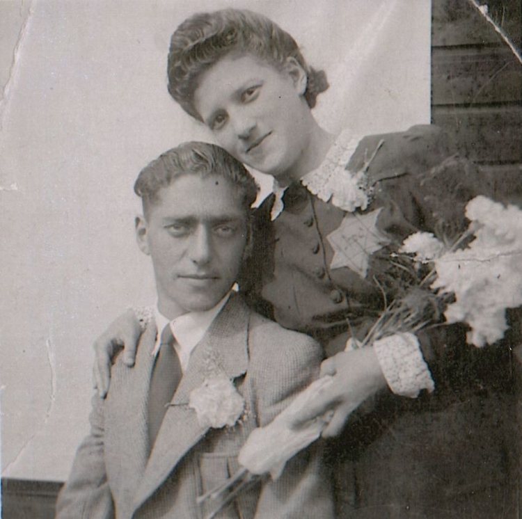 Huwelijk Westerbork. Huwelijksfoto van Henriëtte Gobitz en David Blom, gemaakt in Kamp Westerbork. Bron: familiearchief.  