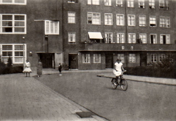 Javaplantsoen met Anthonie van Diemenschool 22 augustus 1932,  Foto André van Tubergen. Het meisje op de fiets is zijn moeder. 