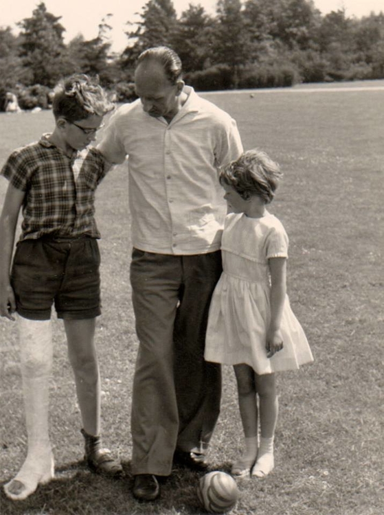 André met zijn vader en zusje in het Flevopark, 25 juni 1961,  foto in bezit van André van Tubergen. Alle rechten voorbehouden  