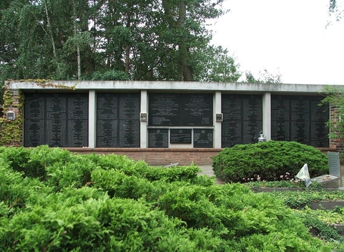 Tröbitz gedenkmuur. Gedenkmuur met namen op de begraafplaats in Tröbitz.<br />Bron: zie verwijzing in het verhaal.  