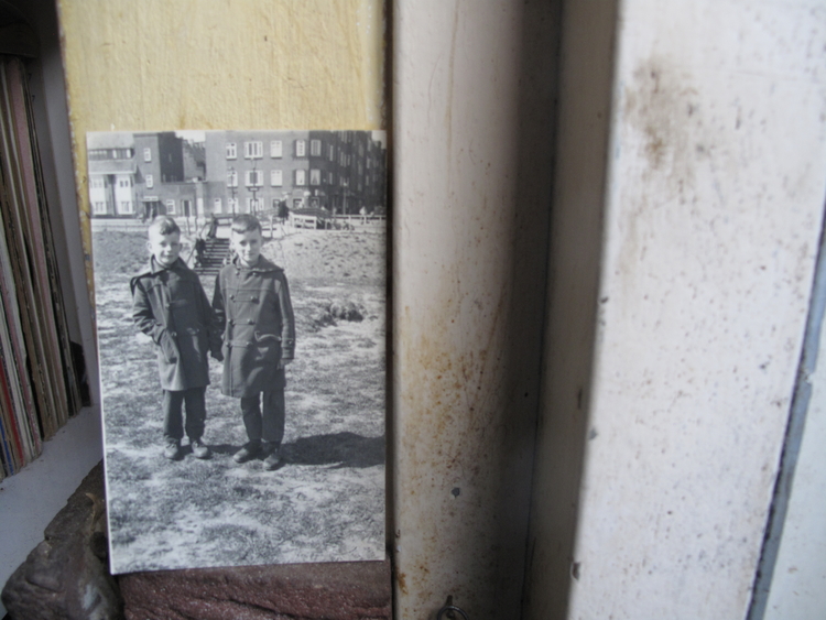 Aan het eind van de Transvaalstraat was bouwland. Foto van ruud en zijn broer, omstreeks 1957  