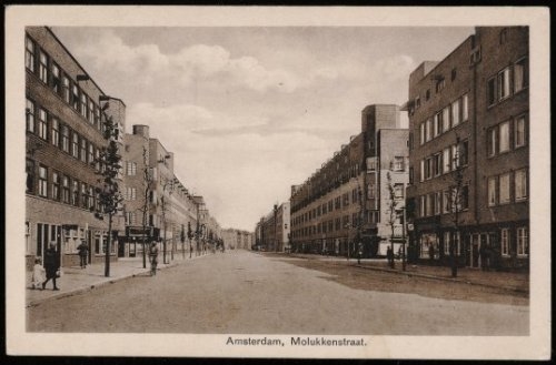 Molukkenstraat. Prentbriefkaart (Uitgeverij J. Sleding) uit ong. 1920. Bron: Beeldbank, SAA.  
