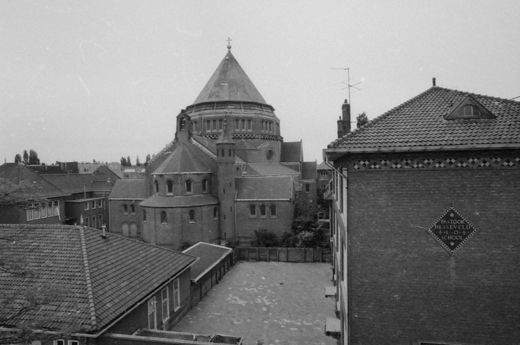 Obiplein 4 (de Majellakerk) en 18 (Pastoor Hesseveld school) vanaf de Halmaheirastraat gezien. Foto Beeldbank Stadsarchief Amsterdam  
