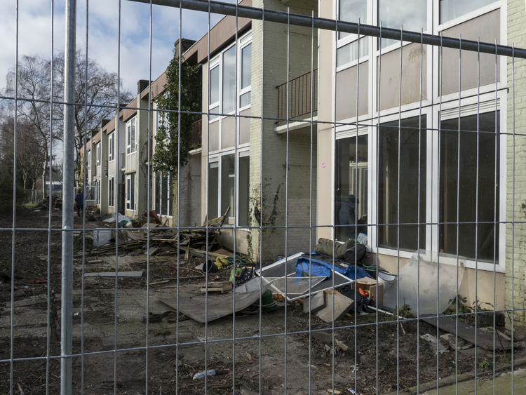 Lorentzlaan, achterkant woningen De Sitterstraat.    Foto Corrie Groen  