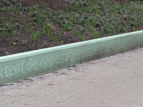 Deel van het monument, in cortenstaal, langs het Tugelatalud. Helaas is de tekst bijna onleesbaar, wel nog is de spelfout zichtbaar (rabijn ipv rabbijn).   