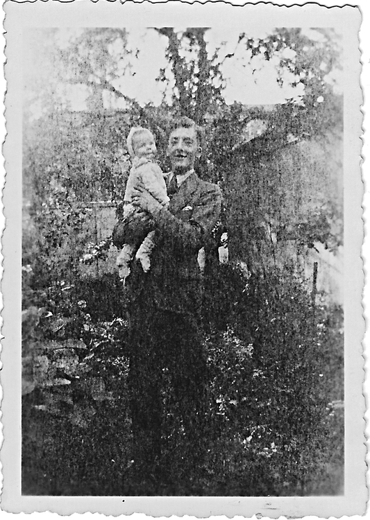 Met mijn vader, zomer 1944.   
