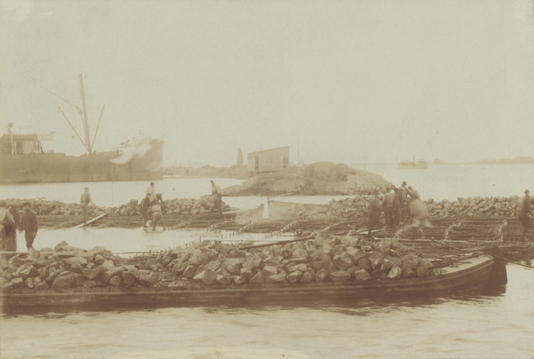  Aanleg van het IJ-eiland in het IJ, het latere Java- en KNSM-eiland. Datering afdruk: circa 1907. Collectie Stadsarchief Amsterdam  