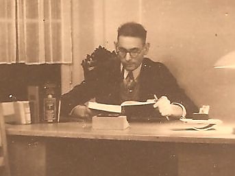 1950 David aan het werk op de Joodse HBS in de Stadstimmertuin. Nu het Maimonides Lyceum in Buitenveldert.  