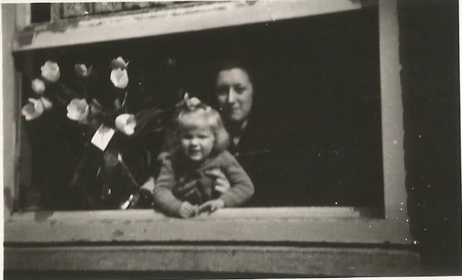 Anneke woonde in de oorlog als pleegkindje bij de melkboer op de hoek van de Baweanstraat. Hier met Tiny, een van de dochters. Eigen foto  