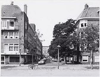 Baweanstraat 1983, toen er al auto's waren. Foto Beeldbank Amsterdam.   