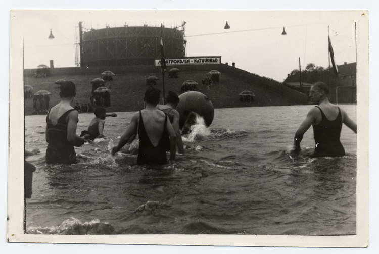 Het_Y_1932_1942, ooit was er ook een buitenbad bij het Sportfondsenbad. Foto uit archief Het Y 