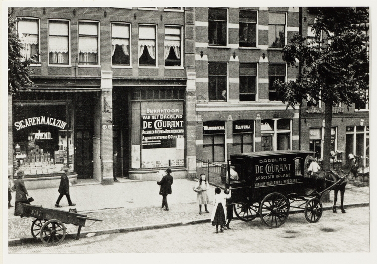 Commelinstraat 53-61 in ca. 1911. In het Sigarenmagazijn is later de Leeshal Oost gekomen. Collectie Stadsarchief Amsterdam  
