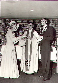 Kapelaan tönis trouwfoto Kapelaan Tönis zegent het huwelijk in van René en Yvonne Haen-van Scherpenseel op 26 november 1970. 