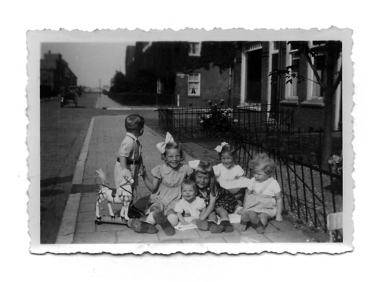Mijn kleine broertje (links) met Schimmel. Zomer 1948 Fahrenheitstraat.  