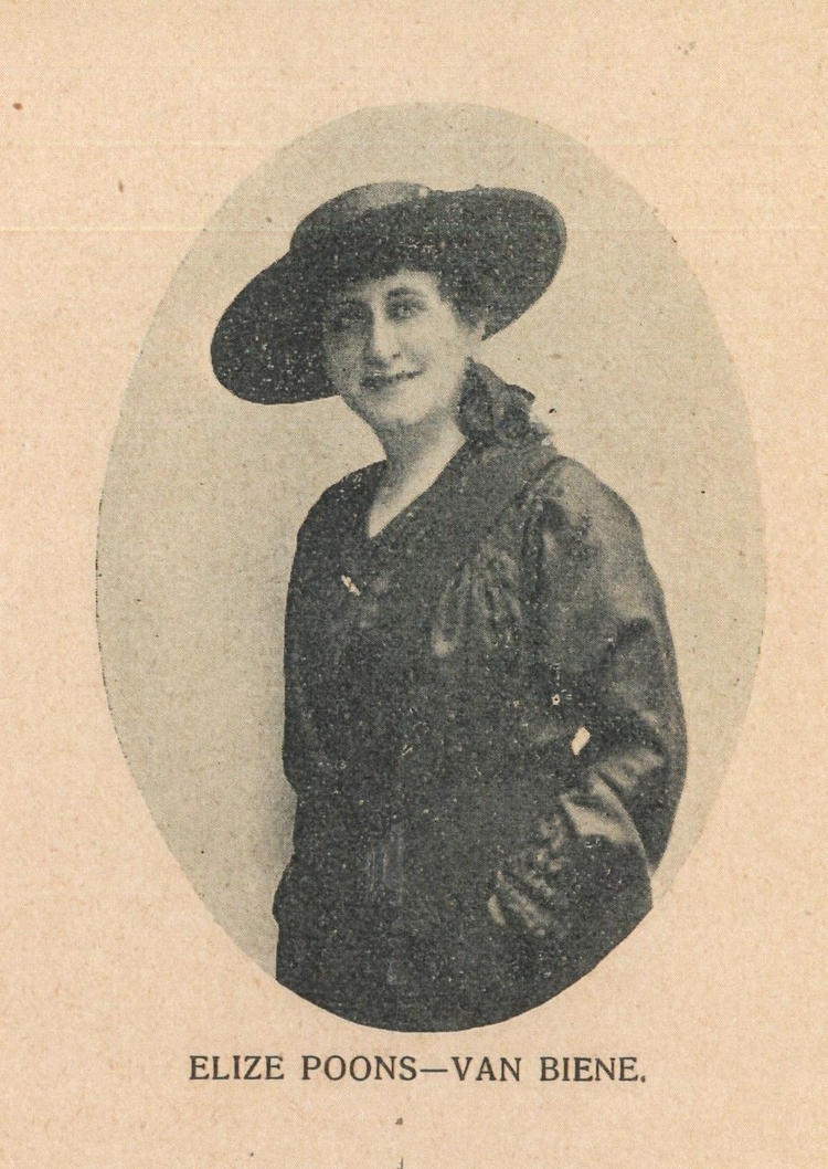 Foto is afkomstig uit de brochure behorende bij de voorstelling ‘Jus Suffragii, de Vrouwen-revue’. Bron: Klein Materiaal SAA, datering 1916.   