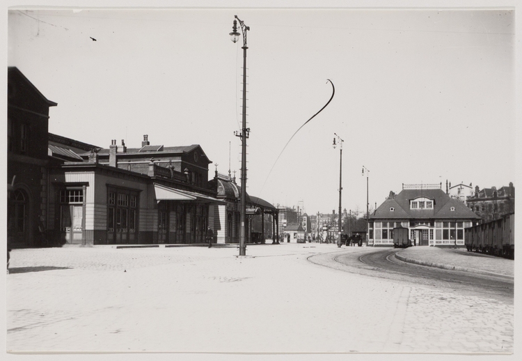 Links stationWeesperpoort, rechts Gooise stoomtram. Foto uit ca. 1905, maker onbekend. Bron: beeldbank gemeente archief  