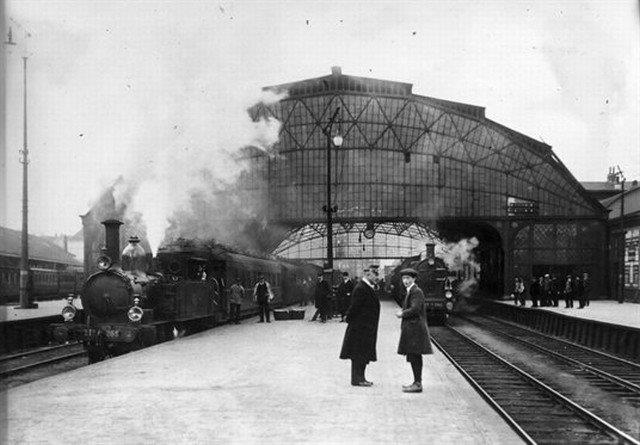 Aankoppeling stoomlocomotief op WP station, 1913, fotograaf onbekend.Bron : Utrechts archief  
