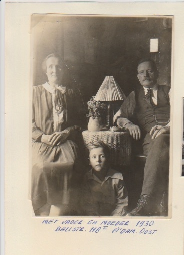De vader van Nienke met grootouders 'Balistraat'. Foto uit privé bezit  