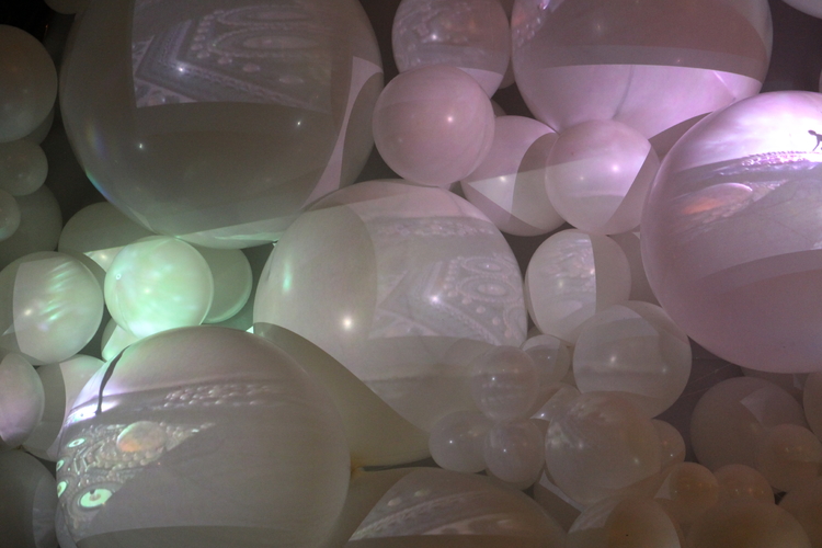 Witte ballonnen met projecties erop van Suzan Drummen in Hotel Arena  