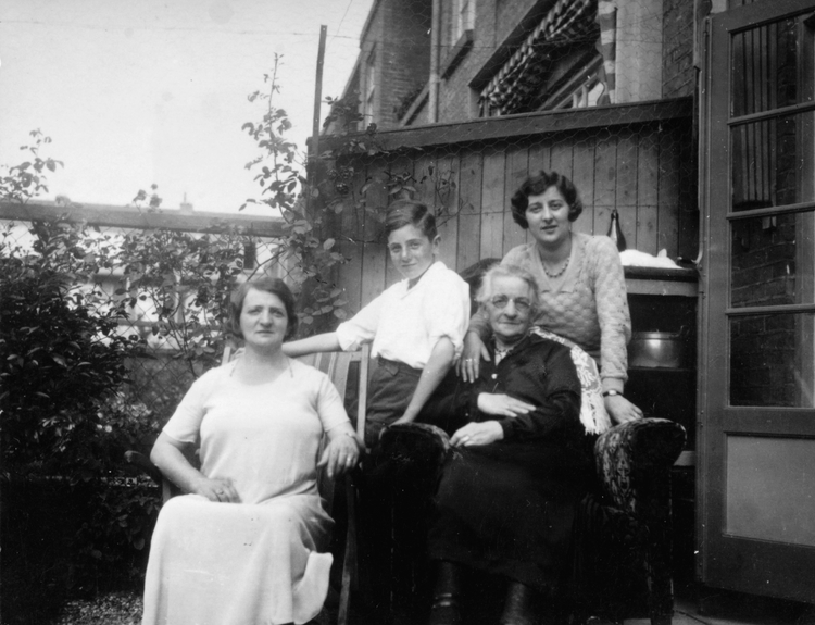 Moeder Lea Englander – Rimini met zittend links dochter Marianne en staand schoondochter Marianne Jacobs en kleinzoon Nathan Joseph Ensel (informatie via Don Englander). Bron: JHM, datering 1930 -1935.   