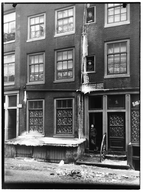 Gesprongen water leiding voor het huis van de plafondschilder en schoenmaker Rodrigues, Nieuwe kerkstraat 2 in 1910 SAA Beeldbank  
