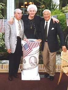 Foto van 1-6-1996, Piet staat naast zijn zus Martha en rechts staat broer Barend  