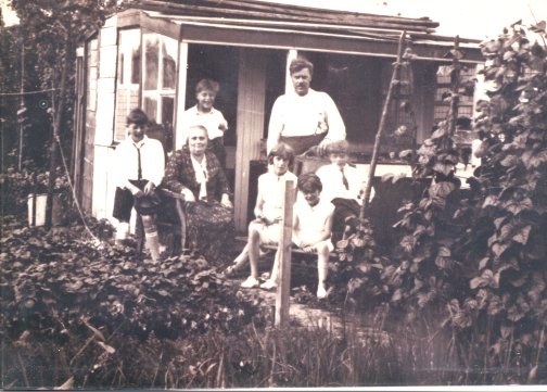 Polderwegtuin, mijn vader (links) met zijn ouders bij de volkstuin. Foto uit privé bezit.  
