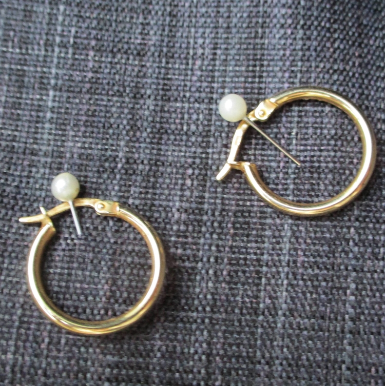 De gouden oorbellen die ik van Oma Oud mocht kopen, eigen foto  