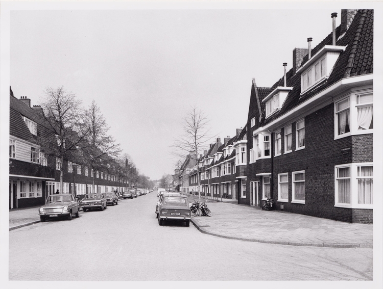 Pythagorasstraat 137, 135 enz. rechts. Collectie Stadsarchief Amsterdam, 14 april 1972  