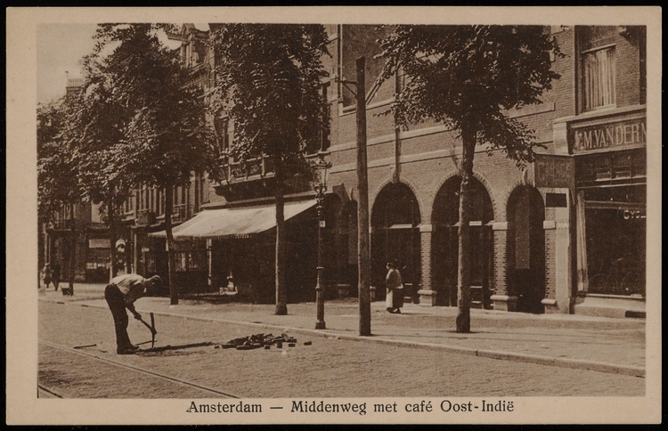 •	Middenweg met café Oost-Indië. Uitgave K. Wille, Amsterdam-Watergraafsmeer. Datering 1928, bron: Beeldbank SAA  