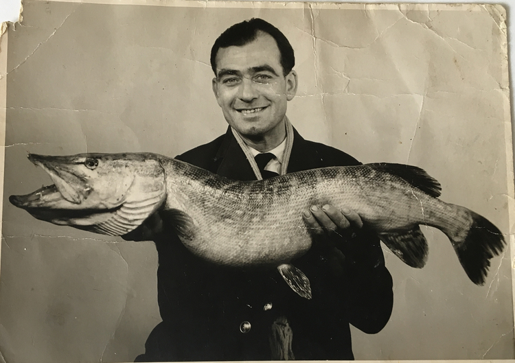 Gerard Leoné, vader van Adrie Leoné, met vis. Foto uit privebezit 
