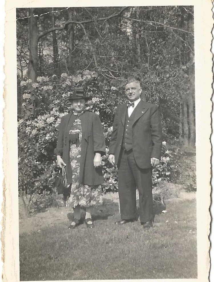 Mijn opa en Oma Koehof - Roders in hun geliefde Oosterpark.  Foto privébezit Anneke Koehof  