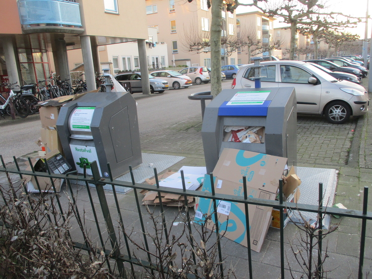 overvolle afvalcontainers  