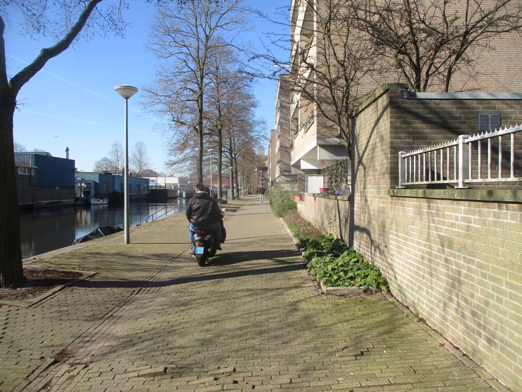 brommers en fietsen op voetpad  