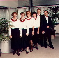  In de bediening bij de fa.IJskoud. (±1993). Op de foto staan Tiny van Langen, Emie van Kerkwijk, Jo Haen-van Langen, Els Prins-Haen en 2 obers. 