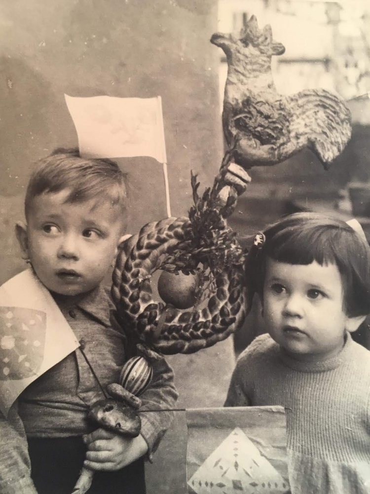 Michiel met zijn zusje en de prachtige Palmpaasstok, eigen foto  