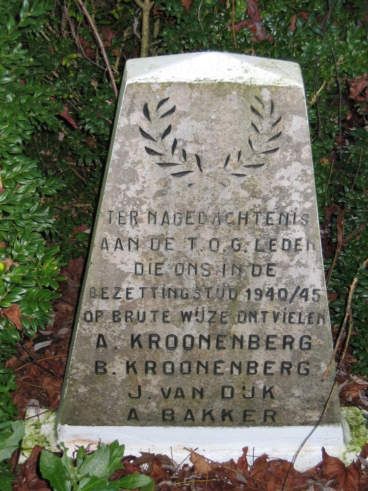  De gedenksteen voor TOG leden die in de Tweede Wereldoorlog vielen. 